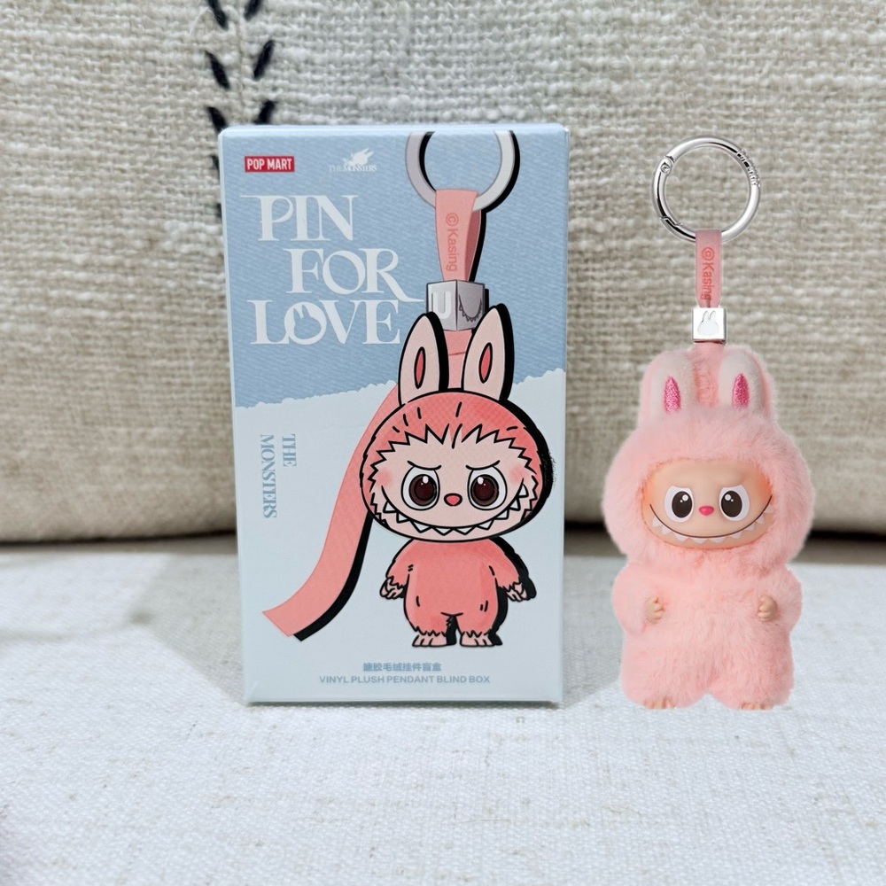 THE MONSTERS Pin for Love-Vinyl Plush Pendant Blind Box (N-Z) - Letter U(Pink)